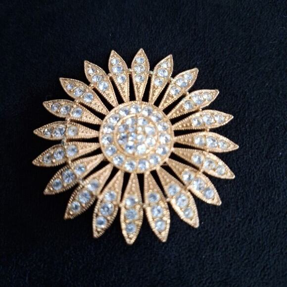Avon Jewelry - Vtg Avon Gold Tone Starring Pin Rhinestone Statement Flower Sun